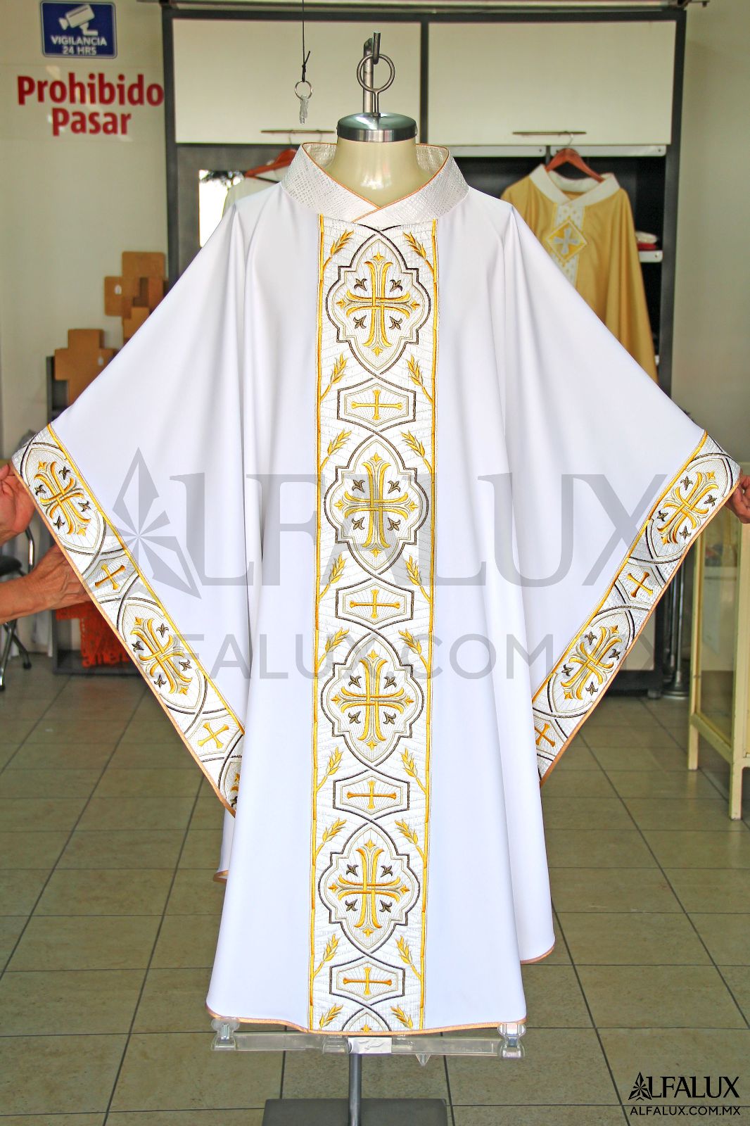 04 IMPERIAL Casulla Alfalux Blanco brocado Laterales 365IMG 2366